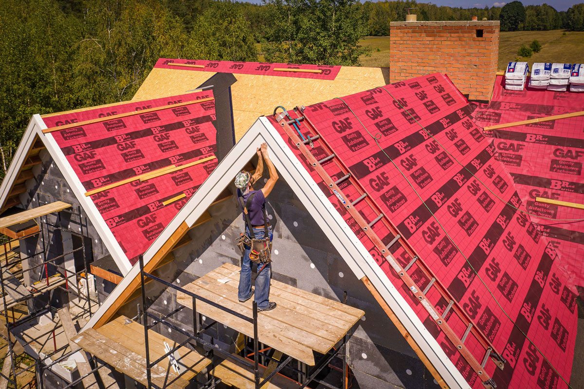 Na dachu widoczny gont Marki CertainTeed model Landmark w kolorze Weathered Wood